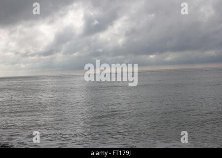 Drammatica cielo sopra il mare di argento Foto Stock