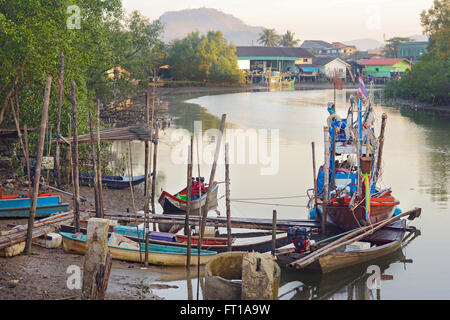 Barche da pesca in Ranong Pier, Thailandia, a sviluppo di comunità di pesca vicino al confine Maynmar Foto Stock
