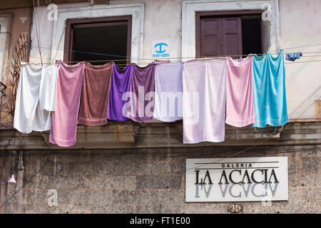 La vita quotidiana a Cuba - asciugamani colorati appesi di lavaggio a secco da Galeria La Acacia a l'Avana, Cuba, West Indies, dei Caraibi e America centrale Foto Stock