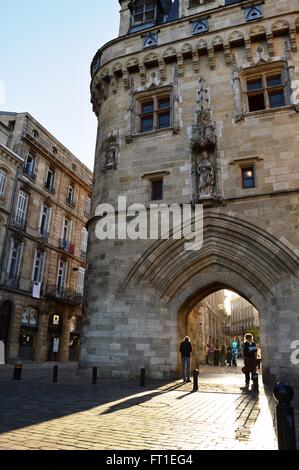 La mattina presto sole che splende attraverso porte Cailhau a Bordeaux, Francia Foto Stock