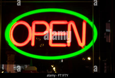 Insegna al neon dicendo aperto in una finestra Foto Stock