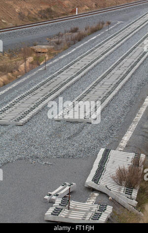 Stazione ferroviaria sulla costruzione, ghiaia e traversine ferroviarie Foto Stock