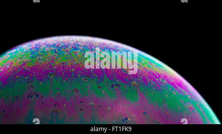 Bolla di sapone con pattern arcobaleno sulla sua superficie Foto Stock