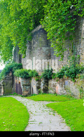 Percorso e parte di Nottingham Castle wall Foto Stock