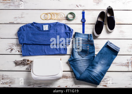 Donna maglia blu con accessori. Foto Stock