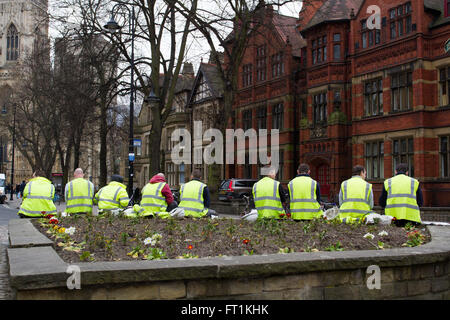 Lavoratori edili in alta visibilità abbigliamento seduti sulle strade di York durante una pausa nel lavoro. Foto Stock