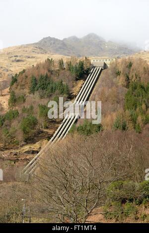 Tubi di alimentazione per la idro-impianto elettrico situato tra Loch Sloy e Inveruglas sulla sponda occidentale del Loch Lomond, Scozia Foto Stock