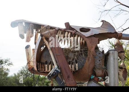 Scultura di una creatura fatta da elementi trovati Foto Stock