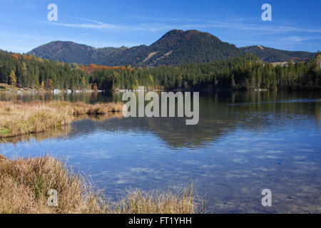 Il lago di Hintersee nelle Alpi Bavaresi, Berchtesgadener Land, Alta Baviera, Germania Foto Stock