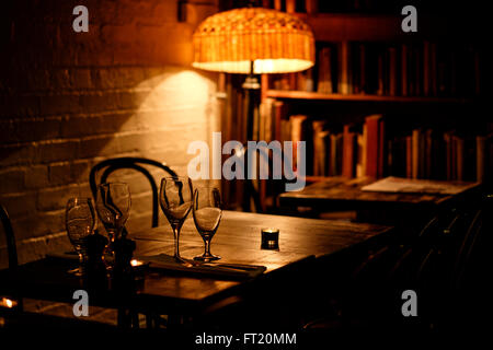 Piccolo ed accogliente angolo tavolo al gradino di avvolgimento ristorante a Dublino Repubblica di Irlanda, Europa Foto Stock