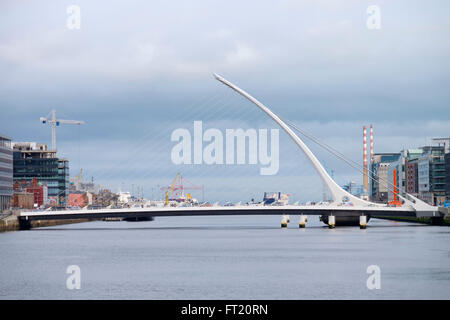 Samuel Beckett Bridge dall'architetto Santiago Calatrava oltre il fiume Liffey a Dublino Repubblica di Irlanda, Europa