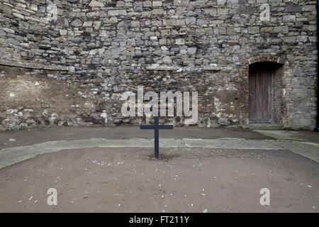 Croce segna il punto in cui James Connolly è stato eseguito a Kilmainham Gaol prigione a Dublino Repubblica di Irlanda Foto Stock