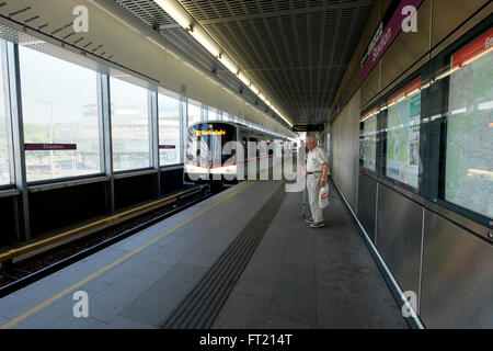 Uomo vecchio con una canna da zucchero in attesa per il treno della metropolitana a U-Bahn Stadion stazione di Vienna, Austria, Europa Foto Stock