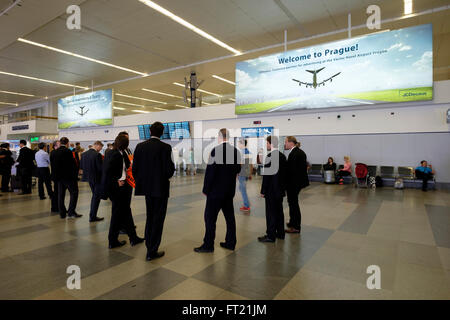 Imprenditori che indossa abiti a Vaclav Havel Airport Terminal 1 a Praga Repubblica Ceca, Europa Foto Stock