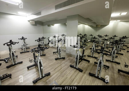 Svuotare palestra palestra piena di biciclette stazionaria Foto Stock