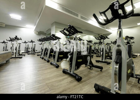 Svuotare palestra palestra piena di biciclette stazionaria Foto Stock