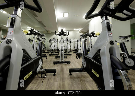 Svuotare palestra palestra piena di biciclette stazionaria Foto Stock