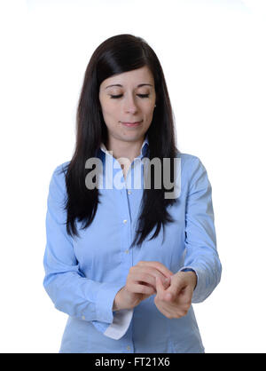 Giovane donna abbottonatura shirt mentre i bracciali di vestirsi Foto Stock