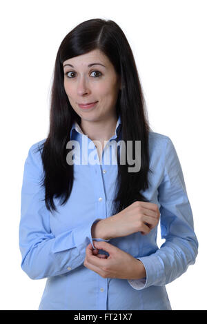 Giovane donna abbottonatura shirt mentre i bracciali di vestirsi Foto Stock