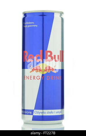 Red Bull energy drink isolati su sfondo bianco. La Red Bull è venduto dalla società austriaca Red Bull GmbH ed è stato creato nel 1987. Foto Stock