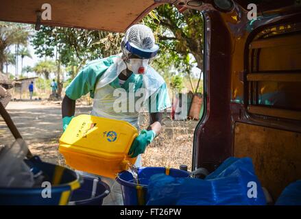 Un team medico stati prepara acqua clorurata per la decontaminazione di una vittima del virus Ebola Febbraio 10, 2015 in Port Loko distretto, Sierra Leone. Foto Stock