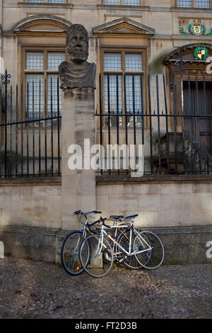 Il Sheldonian Theatre Oxford nel tardo autunno la luce del sole. Foto Stock