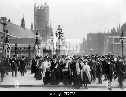 Suffragettes, Londra. Gruppo di suffragettes fuori le case del Parlamento europeo a Londra, Regno Unito c.1910 Foto Stock