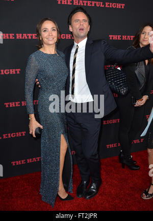 LOS ANGELES, CA - 7 dicembre 2015: Attore Walton Goggins & moglie Nadia Conners presso la premiere mondiale di Quentin Tarantino di 'l'odioso otto' alla Cupola di Glossari Affini, Hollywood Foto Stock