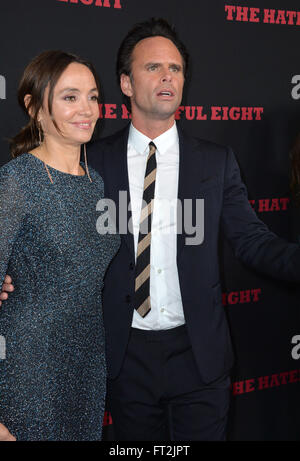 LOS ANGELES, CA - 7 dicembre 2015: Attore Walton Goggins & moglie Nadia Conners presso la premiere mondiale di Quentin Tarantino di 'l'odioso otto' alla Cupola di Glossari Affini, Hollywood Foto Stock