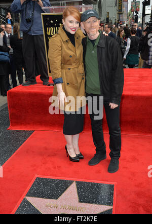 LOS ANGELES, CA - 10 dicembre 2015: il regista Ron Howard & figlia attrice Bryce Dallas Howard su Hollywood Boulevard dove fu onorato con la 2,568th della stella sulla Hollywood Walk of Fame. Foto Stock