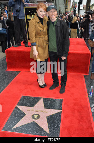 LOS ANGELES, CA - 10 dicembre 2015: il regista Ron Howard & figlia attrice Bryce Dallas Howard su Hollywood Boulevard dove fu onorato con la 2,568th della stella sulla Hollywood Walk of Fame. Foto Stock