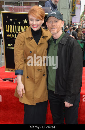 LOS ANGELES, CA - 10 dicembre 2015: il regista Ron Howard & figlia attrice Bryce Dallas Howard su Hollywood Boulevard dove fu onorato con la 2,568th della stella sulla Hollywood Walk of Fame. Foto Stock