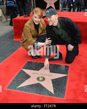 LOS ANGELES, CA - 10 dicembre 2015: il regista Ron Howard & figlia attrice Bryce Dallas Howard su Hollywood Boulevard dove fu onorato con la 2,568th della stella sulla Hollywood Walk of Fame. Foto Stock