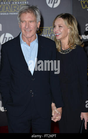 LOS ANGELES, CA - Dicembre 14, 2015: Attore Harrison Ford & attrice moglie Calista Flockhart presso la prima mondiale di "Guerre Stellari: la forza risveglia' su Hollywood Boulevard Foto Stock