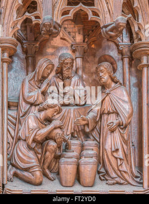 Gesù trasforma l'acqua in vino durante la festa di nozze di Cana per volere di sua madre. Foto Stock