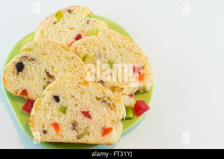 Il pane di frutta con frutta secca su una piastra Foto Stock