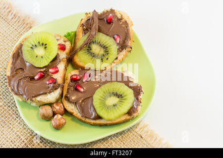 Crema di cioccolato sul pane fatto in casa con frutti sulla parte superiore Foto Stock