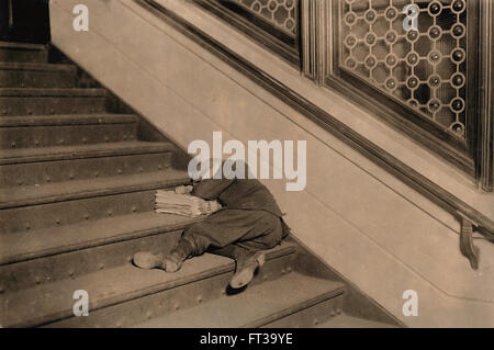 Giovani Newsboy dormire su scale con quotidiani, Jersey City, New Jersey, USA, circa 1912 Foto Stock