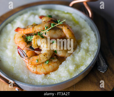 Gamberi e grits con il rametto di timo. Foto Stock