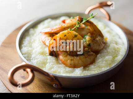 Gamberi e grits con il rametto di timo. Foto Stock