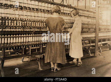 Due ragazze adolescenti che lavorano in seta Mill, South Manchester, Connecticut, USA, circa 1924 Foto Stock