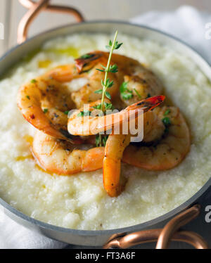 Gamberi e grits con il rametto di timo. Foto Stock