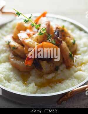 Gamberi e grits con il rametto di timo. Foto Stock