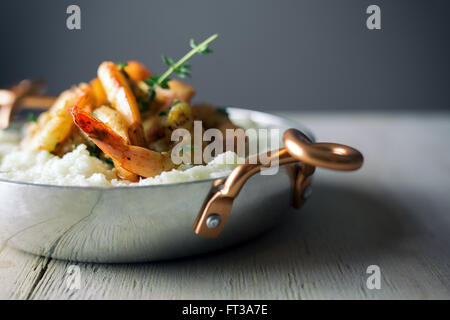 Gamberi e grits con il rametto di timo. Foto Stock