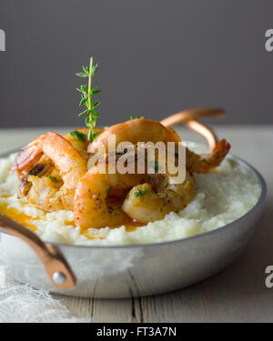 Gamberi e grits con il rametto di timo. Foto Stock