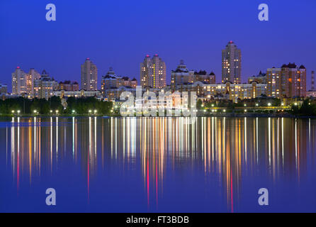 Obolon argine del fiume Dnieper a Kiev in serata. Kiev, capitale dell'Ucraina Foto Stock