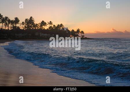 Sunrise over Poiou spiaggia con le onde del mare Foto Stock