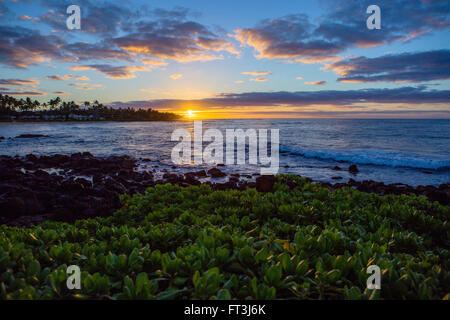 Tramonto sulla spiaggia di Poipu Beach Foto Stock