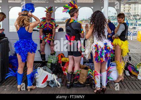 I membri di un gruppo di intrattenimento a prepararsi per un servizio fotografico sul molo di Brighton, Brighton, Sussex, Regno Unito Foto Stock