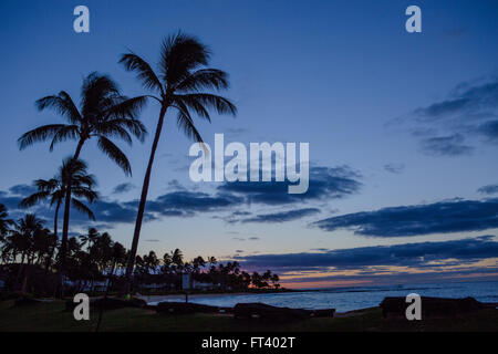 Twilight oltre la spiaggia di Poipu Beach in Kauai Foto Stock
